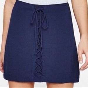 Kendall & Kylie lace up miniskirt ☀️